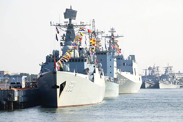 參與中國-東南亞國協聯合演習的解放軍軍艦。（中新社）