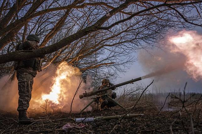 2023年2月22日，烏克蘭第68旅的士兵使用SPG-9無後座力砲向俄軍陣地發動攻擊。（美聯社）