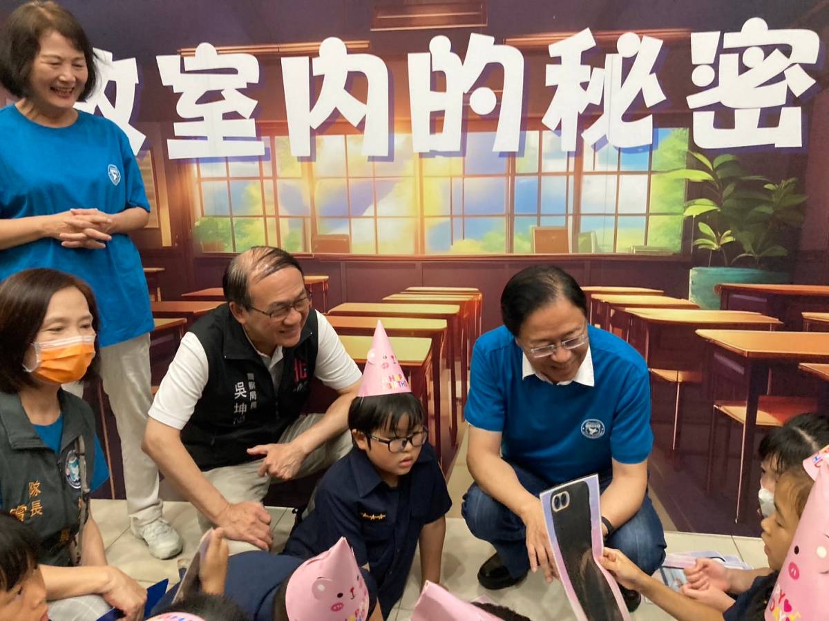 Un petit camp d’expérience policière d’une journée Zhang Shanqi devient prisonnier et accompagne ses enfants pour « résoudre des crimes » Taoyuan Electronic News LINE TODAY |