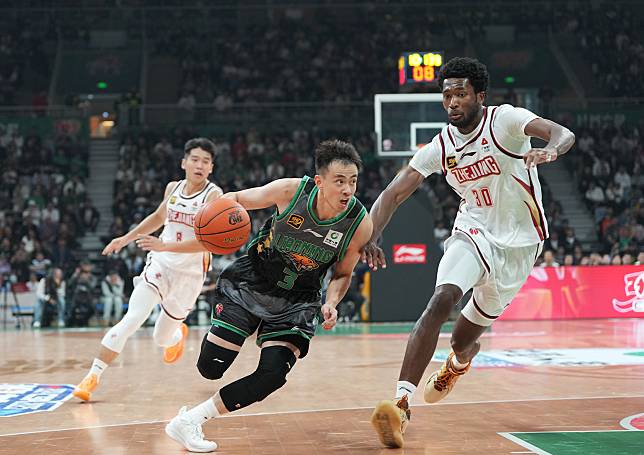 Zhao Jiwei &copy; of the Liaoning Flying Leopards breaks through in his side's 123-112 victory against the Zhejiang Golden Bulls, Oct. 12, 2024.(Xinhua/Li Gang)