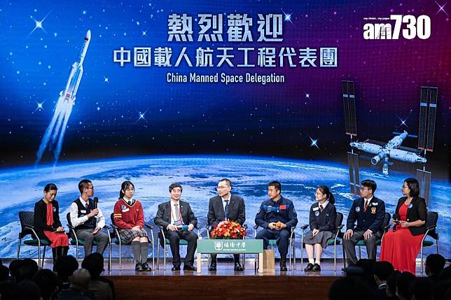 中國載人航天工程代表團部分成員到訪培僑中學，與來自不同學校的學生交流。(中新社)