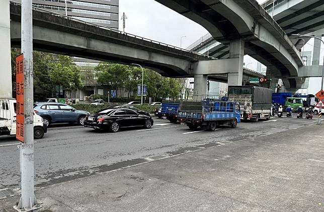 新北市新莊台一高架道路防蝕塗裝工程五月一日起夜間封閉平面道路，請車輛配合導引改道行駛。（記者吳瀛洲攝）