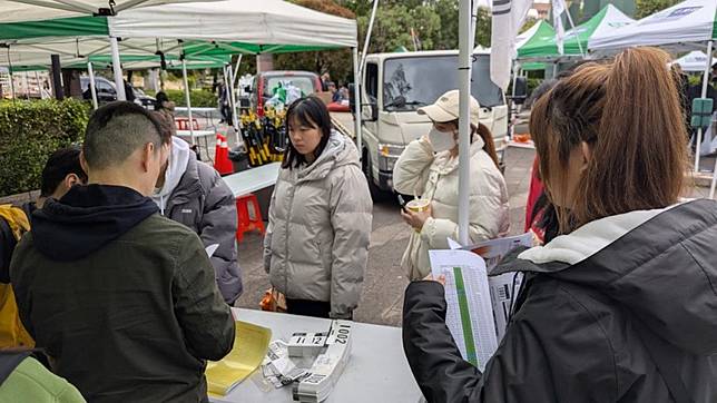 中國科大觀管系學子志工服務國際自行車九六聯賽，讓學子得到學理與實務結合的實踐。（記者彭新茹攝）