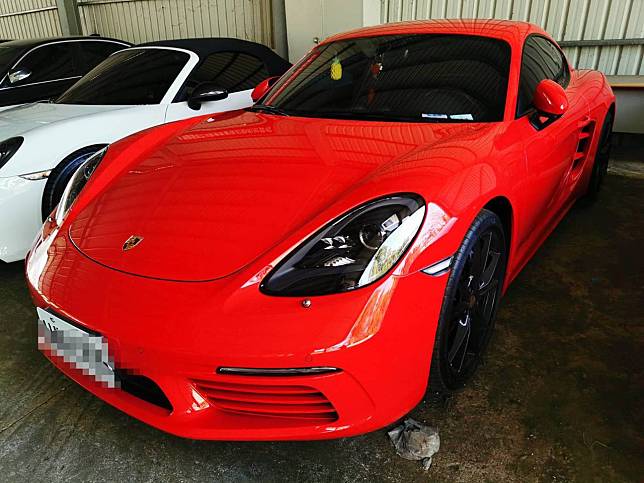 紅色保時捷，款式為718CAYMAN 4，2016年10月，公里數是11056，車輛也都正常，不需繳罰款。記者卜敏正／攝影