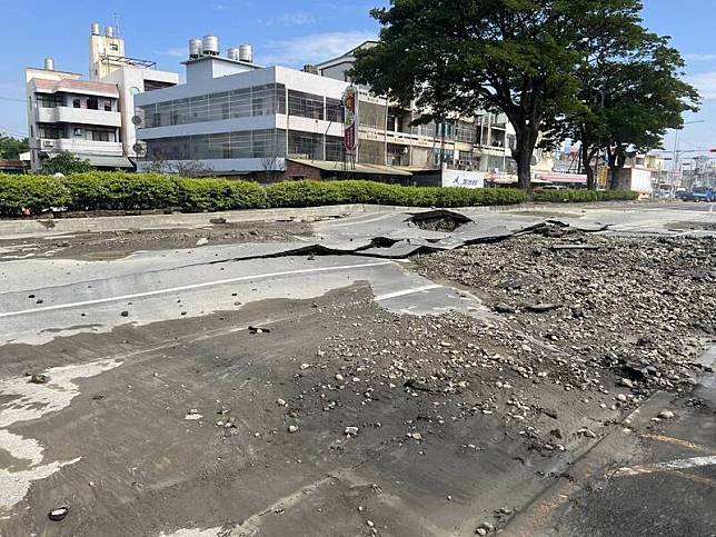 台灣自來水公司中區工程處辦理鳥嘴潭人工湖下游管 線工程，施工廠商11日注水測試時，管線接頭脫落， 巨大水壓瞬間造成省道台1線南下199.5公里處路面 「炸裂」，事件無造成人員傷亡，廠商緊急搶修。 （警方提供） 中央社記者蕭博陽彰化傳真 113年10月11日