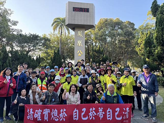 安南區公所十九日在安南區鳳凰里及梅花里進行總動員，清理公共區域的狗便、煙蒂等髒亂處，為在地環境維護盡心力。（公所提供）