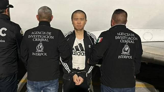 中國籍毒梟張志東2025年10月24日遭墨西哥引渡至美國。翻攝墨西哥公安部長X@OHarfuch