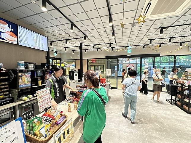 去年底，新北環狀線十四張站開出全家便利商店，這是站店合一聯名概念店，員工同時受店務訓練、運務員訓練。圖／聯合報系資料照
