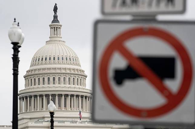 Photo taken on May 28, 2021 shows the U.S. Capitol building behind a traffic sign in Washington, D.C., the United States. (Xinhua/Liu Jie)