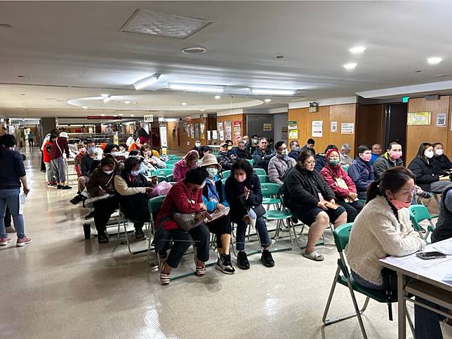 台南社宅申請方式採線上登記，許多年長者不熟悉線上申辦流程，紛紛至現場尋求協助。圖／台南市政府都發局提供