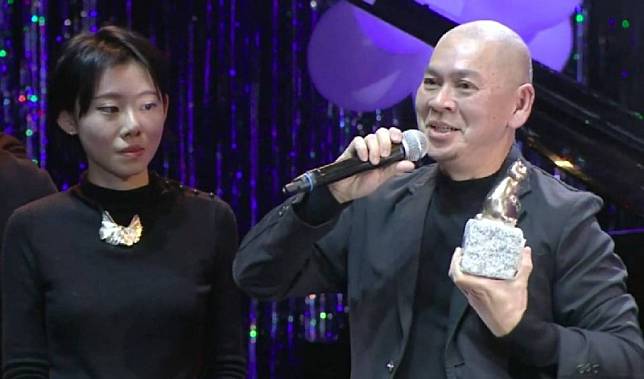 蔡明亮(右)執導的《日子》勇奪柏林影展泰迪熊評審團獎，他上台時感性謝台灣。(翻攝自ALEX Berlin直播)