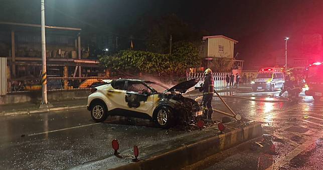 五股深夜驚傳火燒車！　中國女自撞護欄酒測值嚴重超標