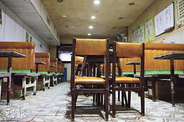 興華茶餐廳老闆章偉鎽說茶餐廳開業46年，一直保留卡位，裝潢從未變過。（姚超雯攝）