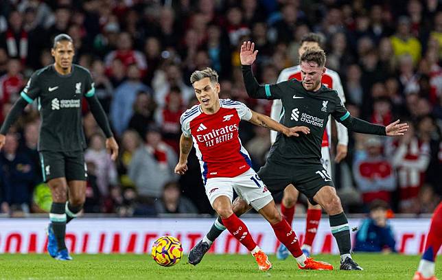 Arsenal's Leandro Trossard (2nd L) is challenged by Liverpool's Alexis Mac Allister during their English Premier League match in London, Britain, on Oct. 27, 2024. (Xinhua)