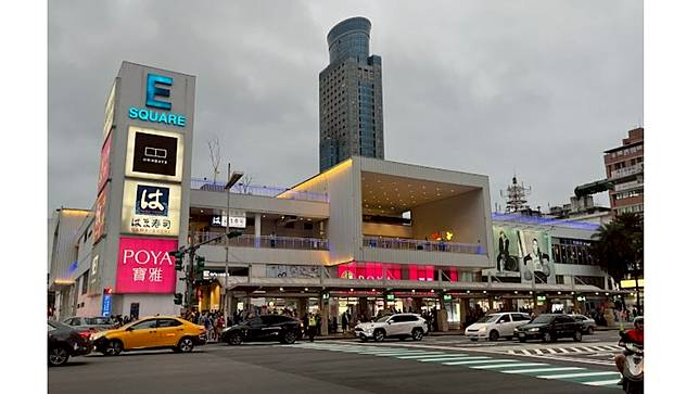 檢方偵辦基隆市府委外經營東岸停車場、信二立體停車場，查出有公務員收賄和洩密，今天偵結起訴11人。圖為基隆東岸商場。翻攝自Google Maps