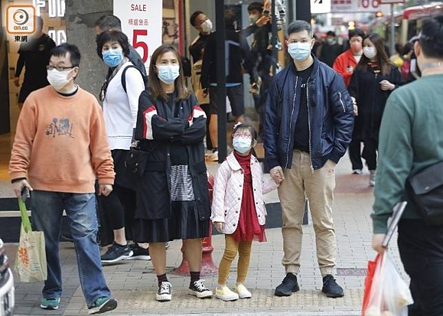 香港新冠肺炎確診不斷上升，市民外出均戴上口罩，不敢掉以輕心。