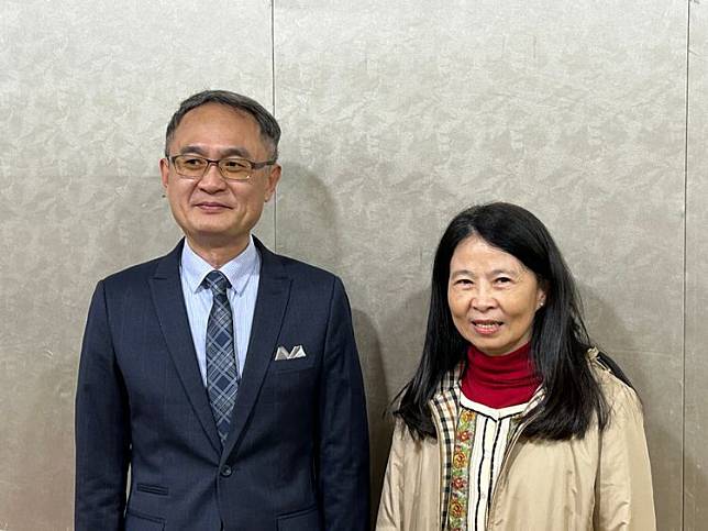 金融消費中心董事長杜怡靜(右)與總經理羅俊瑋(左)。