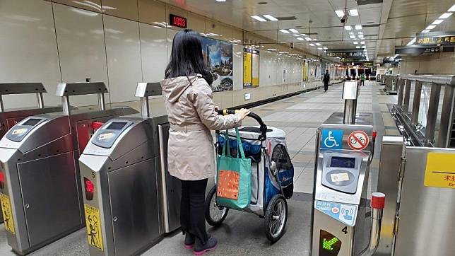 台北捷運自6月20日起增加自行車及大型寵物車搭車時段。（圖／台北捷運公司提供）