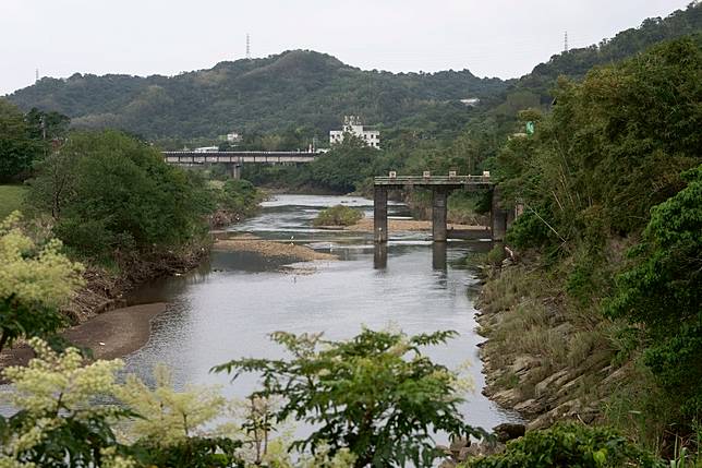 基隆河八堵抽水站每日取水量約20萬噸，占基隆及汐止地區居民8成的每日用水，由於上游有非常多可能的汙染源，早在2020年新山淨水場就有發現水質常有汙染的情況。（攝影／楊子磊）