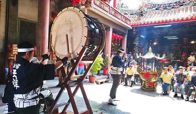 《朝元宮湄洲大媽祖延靈渡台六十週年特展》，二日在朝元宮舉行開幕，天祥太鼓團太鼓與笛精采的合演。（記者陳金龍攝）