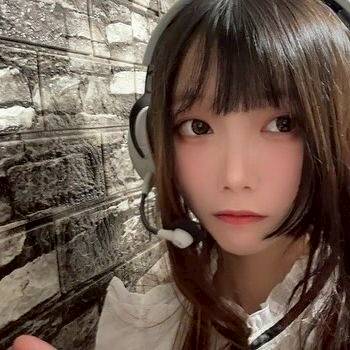 「魔子」亦會直播打機。