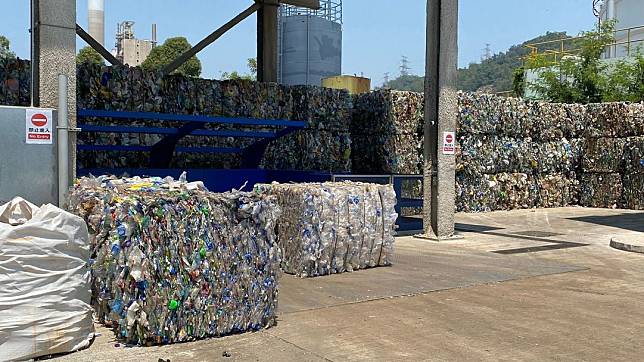 塑膠回收設施會從本地回收商等收集膠樽　林瑞庭攝