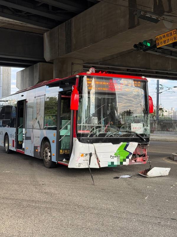 台中市烏日區建國北路一段與環中路6段路口21日下午發生中鹿客運與自小客車碰撞事故，5人受傷送醫，公車車頭受損。（讀者提供）中央社記者郝雪卿傳真113年12月21日