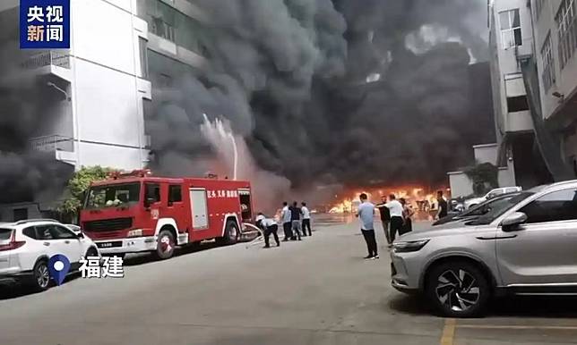 中國福建晉江市一座製鞋工廠發生大火，有工人懸掛在窗外躲避火舌，但最後墜樓身亡。翻攝百度