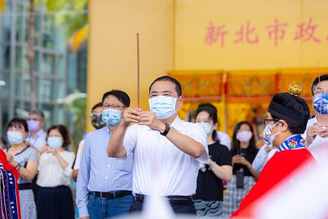 新北市長侯友宜率市府各機關首長及員工一同祭拜，祈求國泰民安、風調雨順，也希望新冠疫情早日遠離，讓市民可以回到正常生活。（記者蔡琇惠攝）