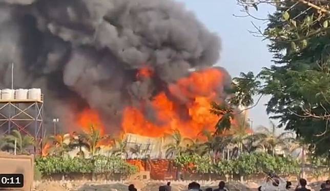 印度古茶拉底邦一間鐵皮搭建的兒童遊樂場，當地時間25日傍晚發生大火。（翻攝自Indian Tech &amp; Infra X）