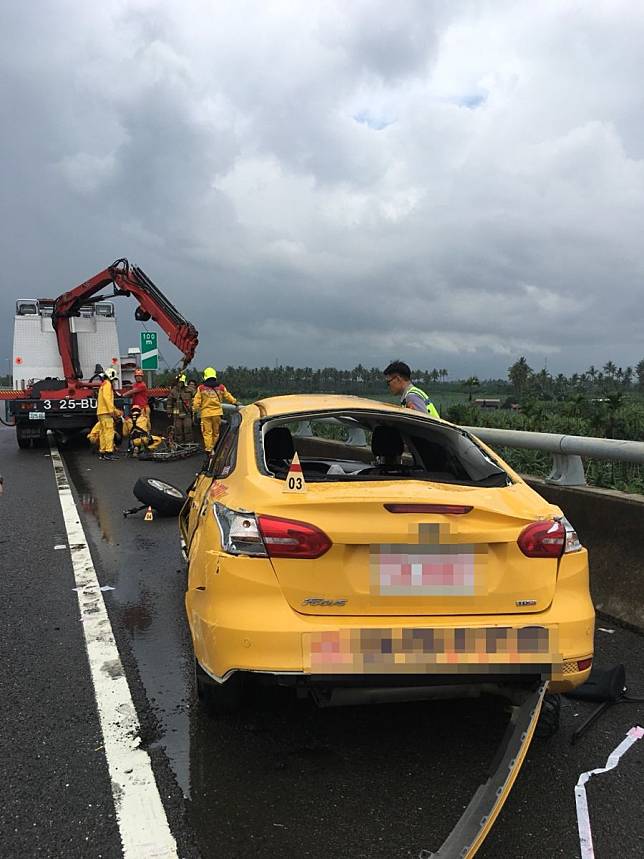 國道10號小黃撞護欄　駕駛墜10米橋下不治