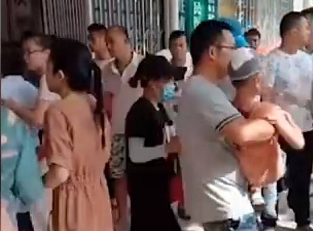 中國廣西梧州旺甫鎮中心小學今上午8時許，驚傳男子持刀傷人事件。(圖翻攝自微博影片)
