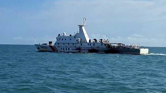 闖入金門南方海域限制水域的中國海警船資料照片。海巡署提供