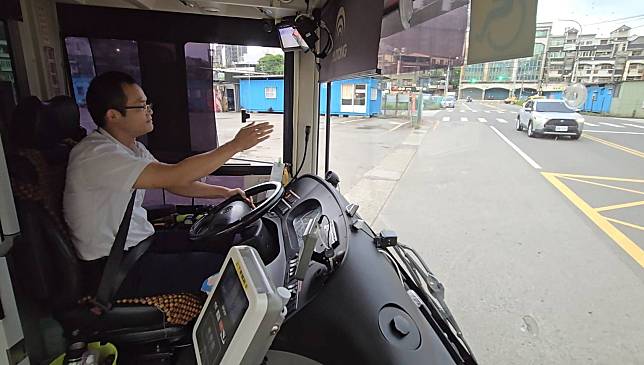 自10月7日起，將於桃園市1路公車「中壢-桃園」路線落實實施路口轉彎停讓及指差確認。圖：交通局提供