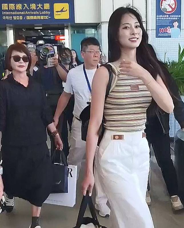 周子瑜抵台，媽媽黃燕玲（左）陪在旁邊。高雄美食地圖提供