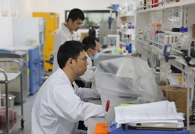 Researchers work at a microecological preparation lab of the Jiangzhong medicine valley in Nanchang, east China's Jiangxi Province, June 28, 2024. (Xinhua/Du Xiaoyi)