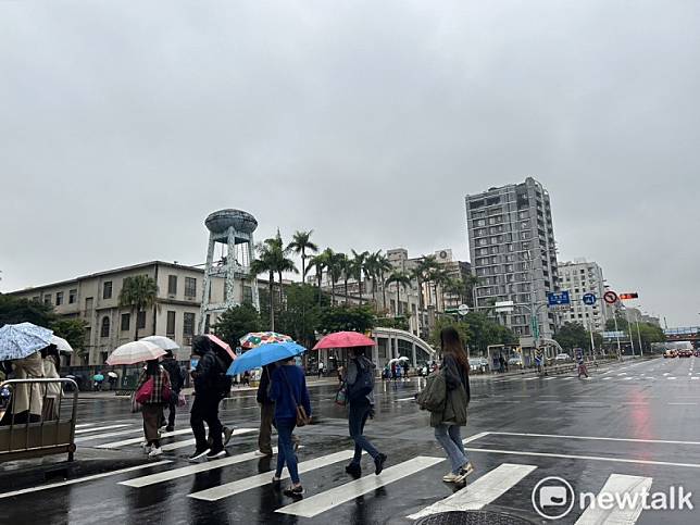 吳德榮表示，今日北台灣整天冷，中南部早晚冷，週五(27日)又有一波強冷空氣南下，提醒民眾注意保暖。 圖：林岑韋／攝（資料照）