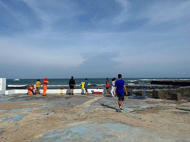 澎湖鎖港9名遊客出海玩SUP被海浪沖走，經海巡及消防人員搶救，9人全數獲救。翻攝「老高漫談臉書專頁」