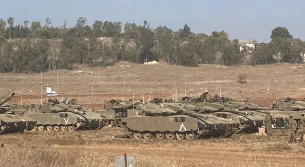 大批的以軍坦克仍停放在加薩城外，等待哈瑪斯發動攻擊。 圖 : 翻攝自湘評中外