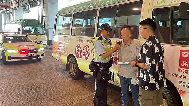 警方亦會於公共運輸交匯處及專營小巴站附近對公共服務車輛司機進行酒精呼氣測試。(警方提供)