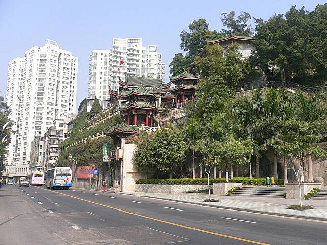 Roadside_hillock_Buddhist_temple_in_Siming,_Xiamen,_Fujian,_China