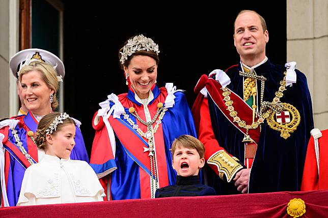 路易王子（前右）在爺爺查爾斯三世的加冕典禮，展現經典表情包，十分搶鏡，讓網友看了也稱讚可愛。（AFP）