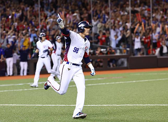 Le pionnier taïwanais Chen Chenwei claque le pistolet (Source photo : Association chinoise de baseball)