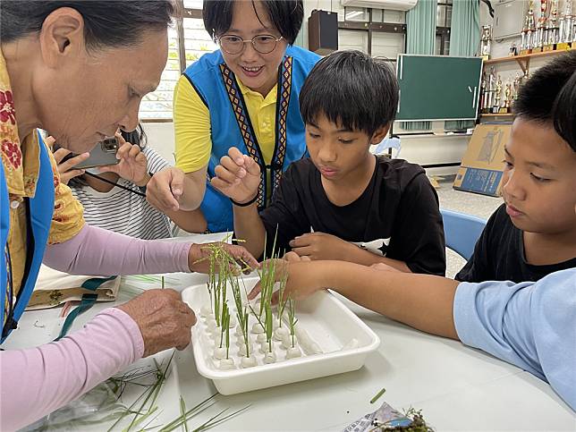 高春妹耆老請卓樂國小學童利用粘土、小草、石礫模擬創作台灣原生種「菊池氏細卿」的家。（圖片來源：農業部提供）