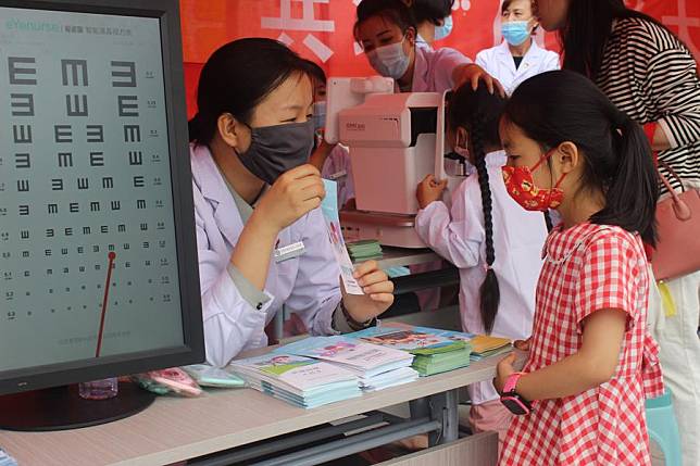 Doctors teach children about eye protection knowledge in Yinchuan, northwest China's Ningxia Hui Autonomous Region, May 28, 2022. (Xinhua/Ai Fumei)