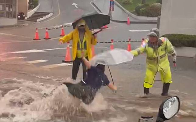 弘光科大前台灣大道，上午發生女大生險遭大水沖走，過程驚險萬分。讀者提供