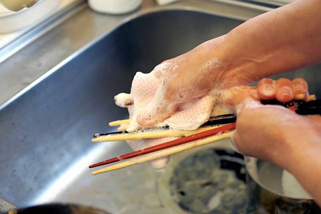 許多人習慣整把筷子在水龍頭下來回搓洗，恐造成細菌殘留。（示意圖，photoAC）