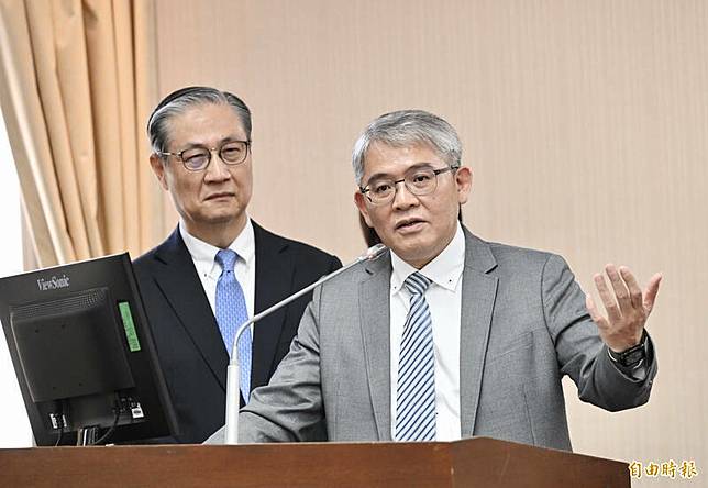 內政部次長花敬群(右)。(資料照)