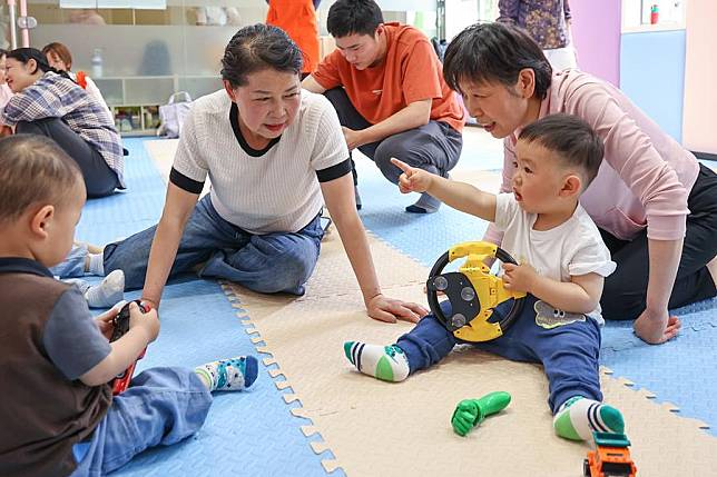 Children exchange their toys during an activity at a community based family support center at the Jinxiu community of Xiling District, Yichang City of central China's Hubei Province, April 24, 2024. (Xinhua/Zhang Yuwei)