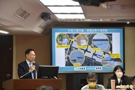 丹娜絲風災導致光電板大量毀損，原稱11日清完99％，立委張啓楷指出，18、19日親自到嘉義滯洪池仍發現許多廢光電板及零件碎片等，質疑清理不完全。(記者吳柏軒攝)